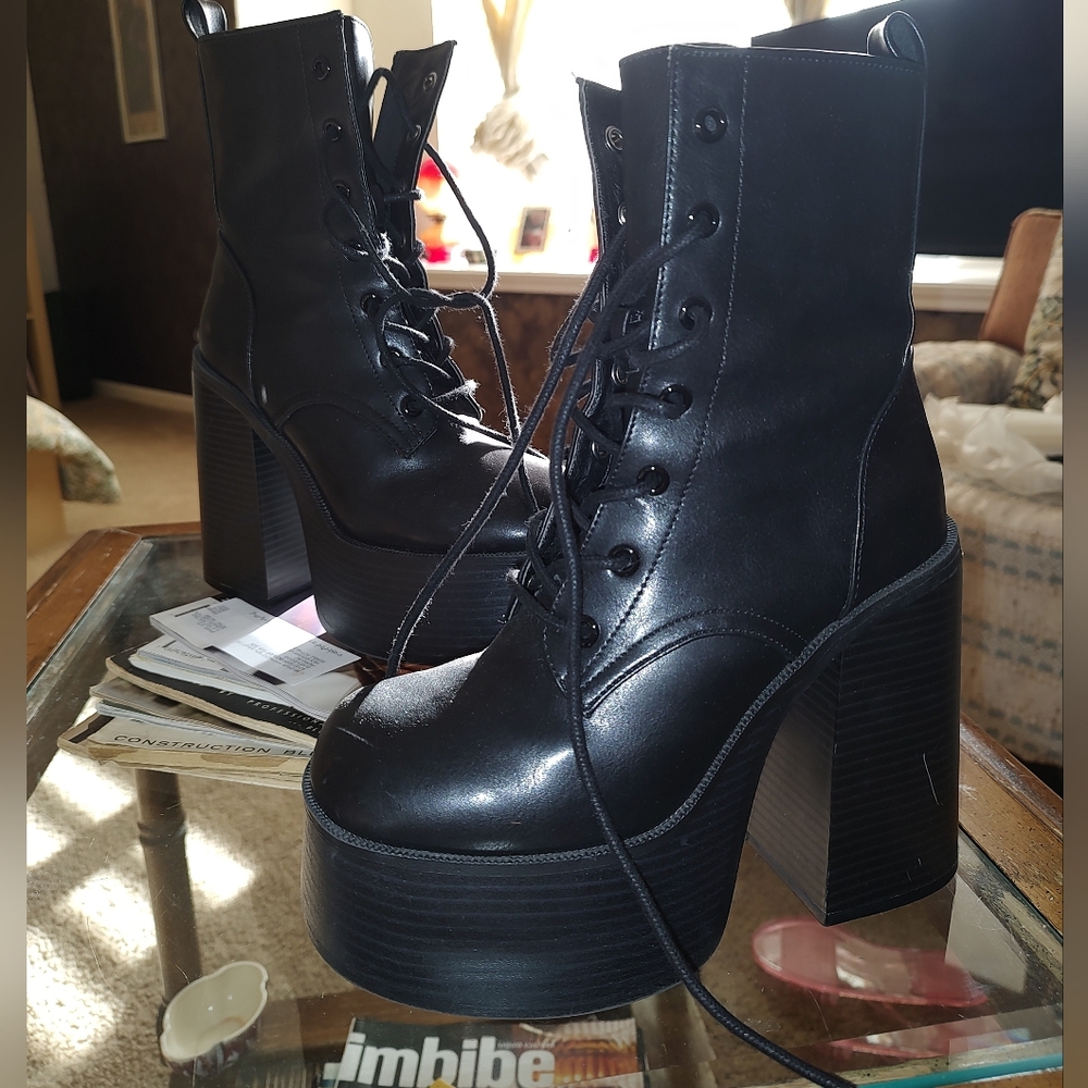 Urban Outfitters Black Platform Lace-Up Boots Sz 6